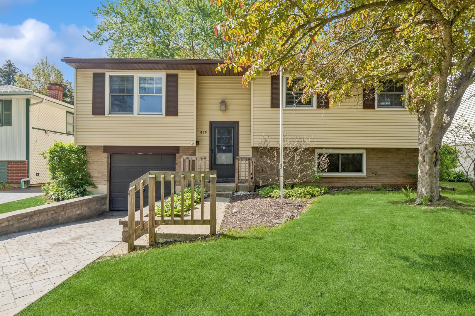 Property Photo: 949 N Idlewild Avenue IL 60060