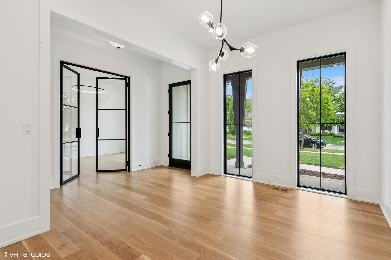 Property Photo: 613 S Chatham Avenue IL 60126