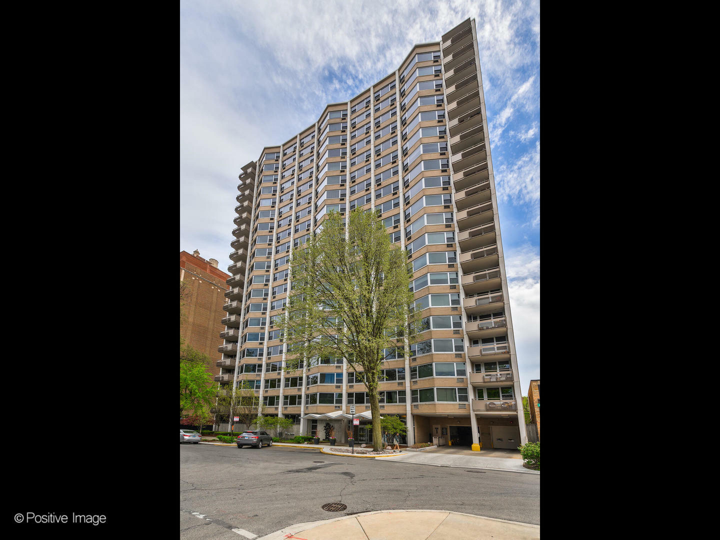 Property Photo: 555 W Cornelia Avenue 1405 IL 60657