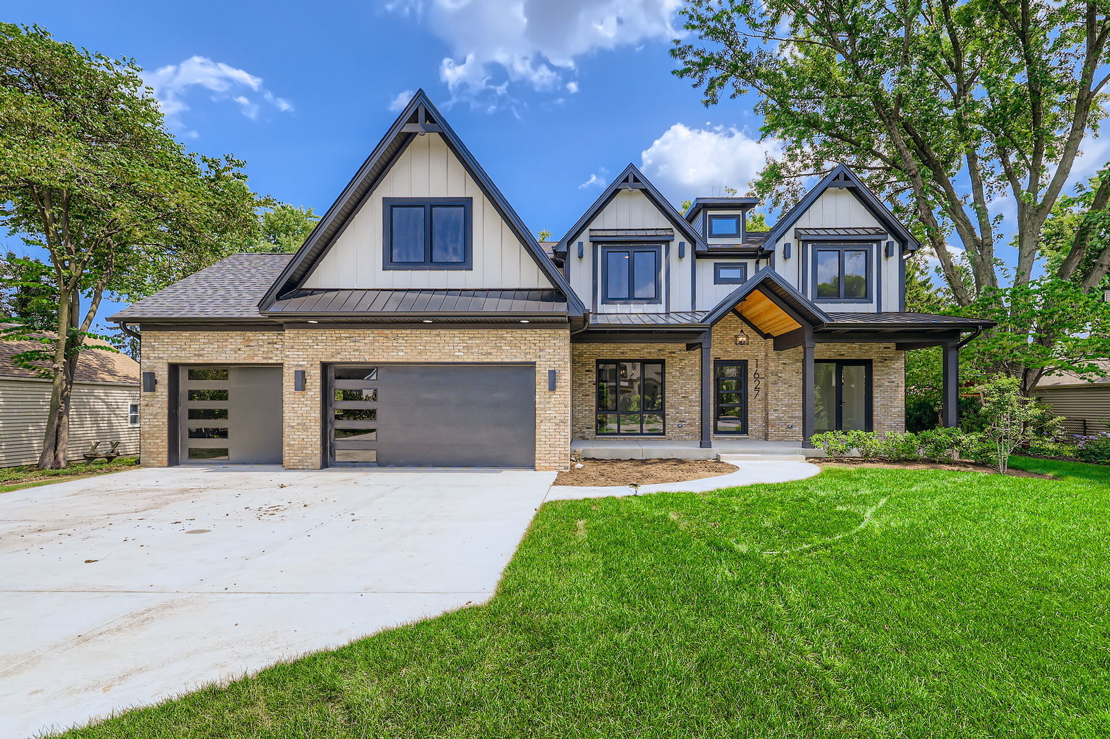 Property Photo:  1627 N Evergreen Avenue  IL 60004 