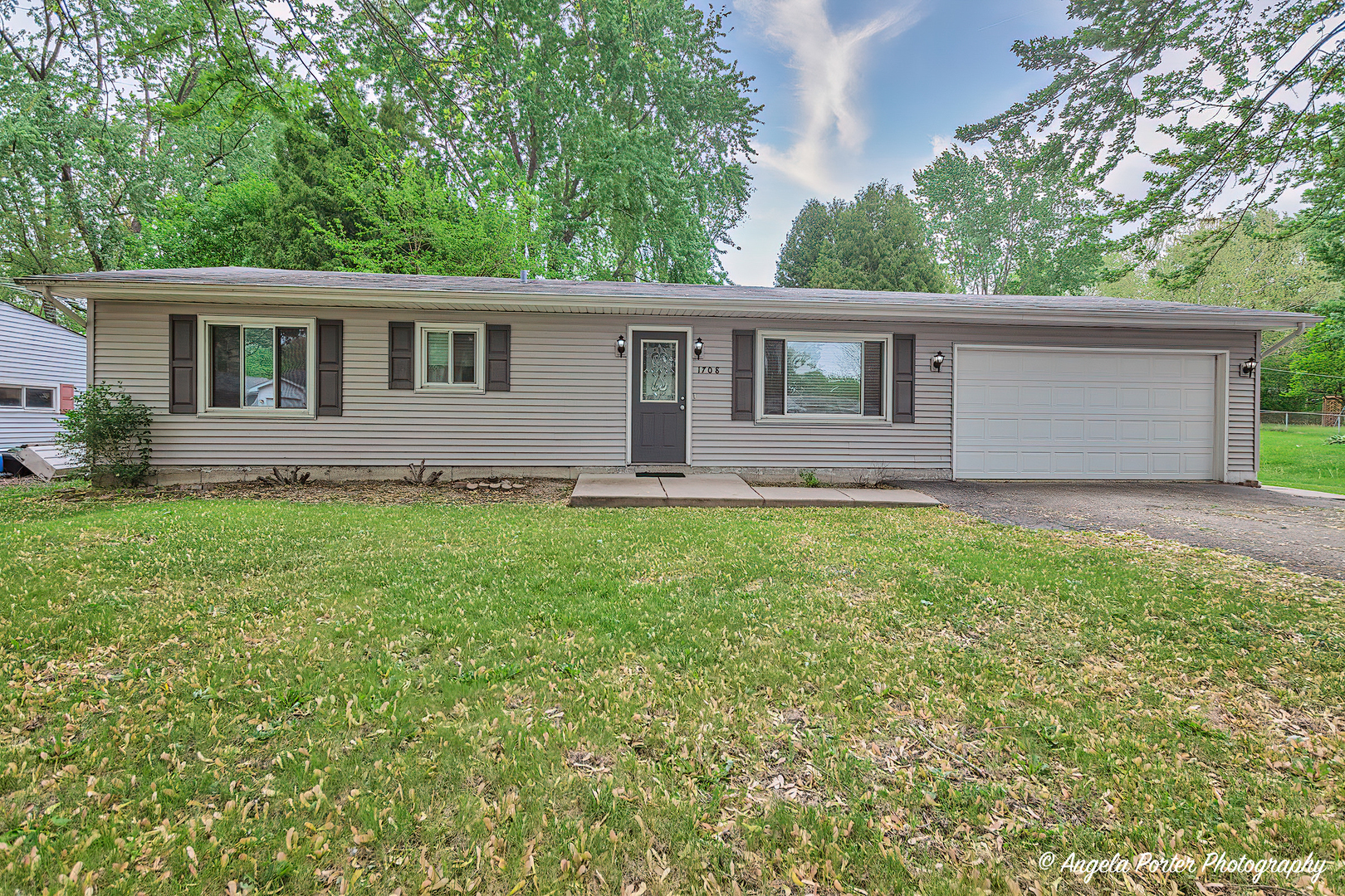 Property Photo: 1708 Meadow Lane IL 60050
