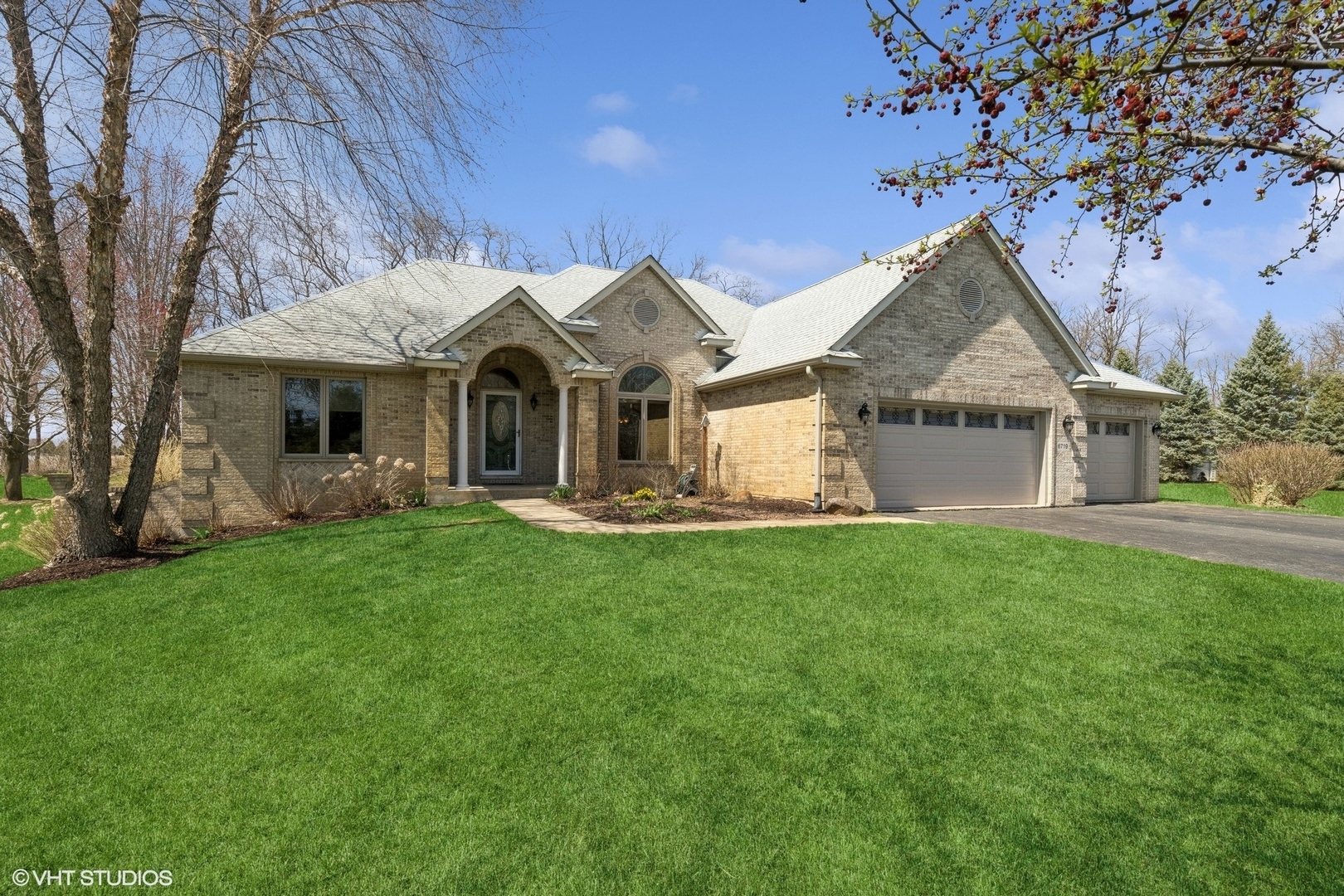 Property Photo: 6719 W Applewood Lane IL 60081