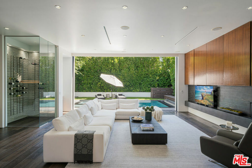 128 S Almont Drive  Los Angeles CA 90048 photo