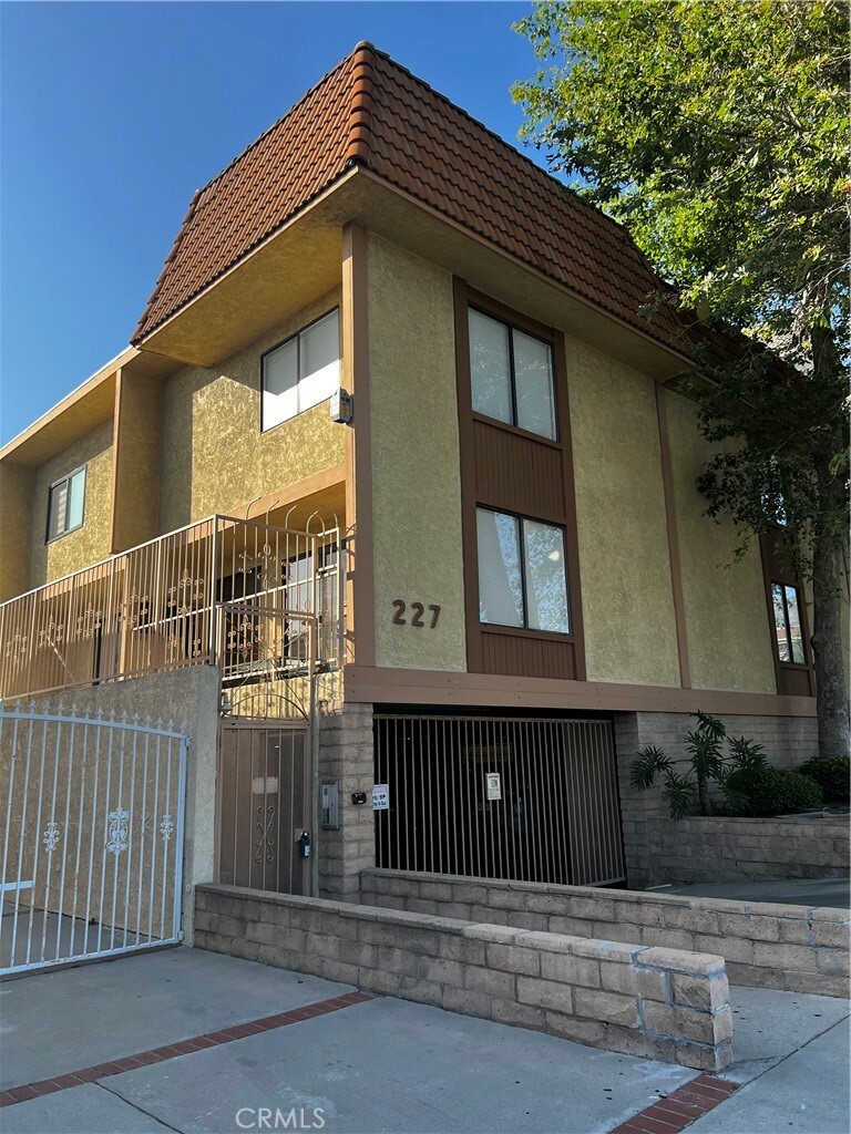 Property Photo:  227 E Burbank Boulevard E  CA 91502 