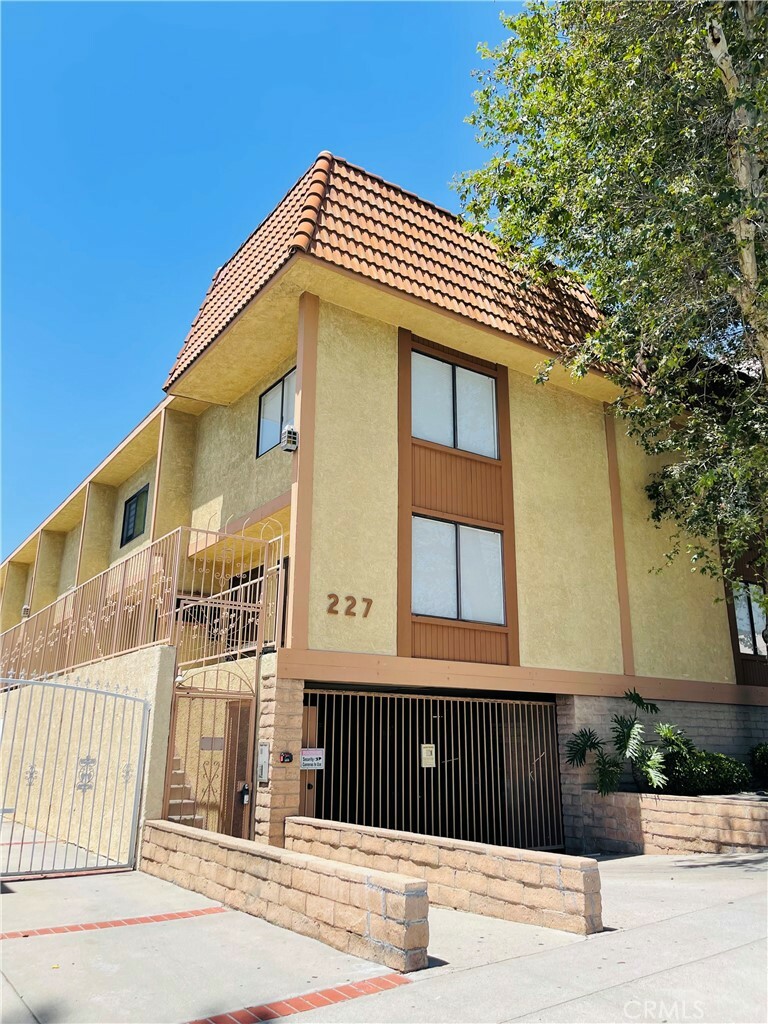 Property Photo:  227 E Burbank Boulevard E  CA 91502 
