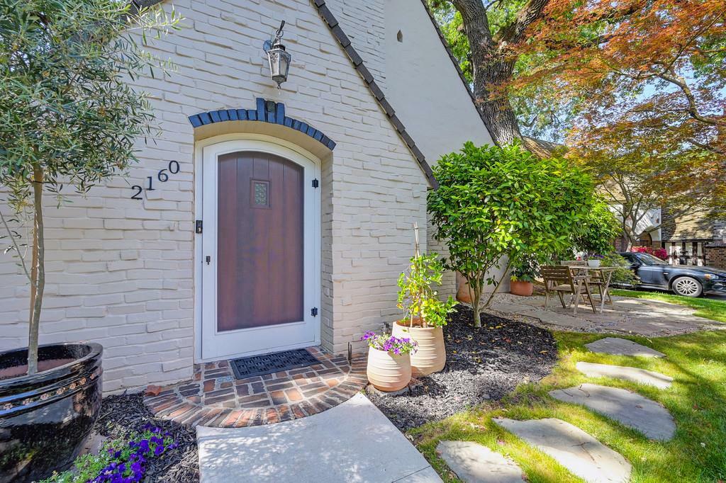 Property Photo: 2160 Markham Way CA 95818