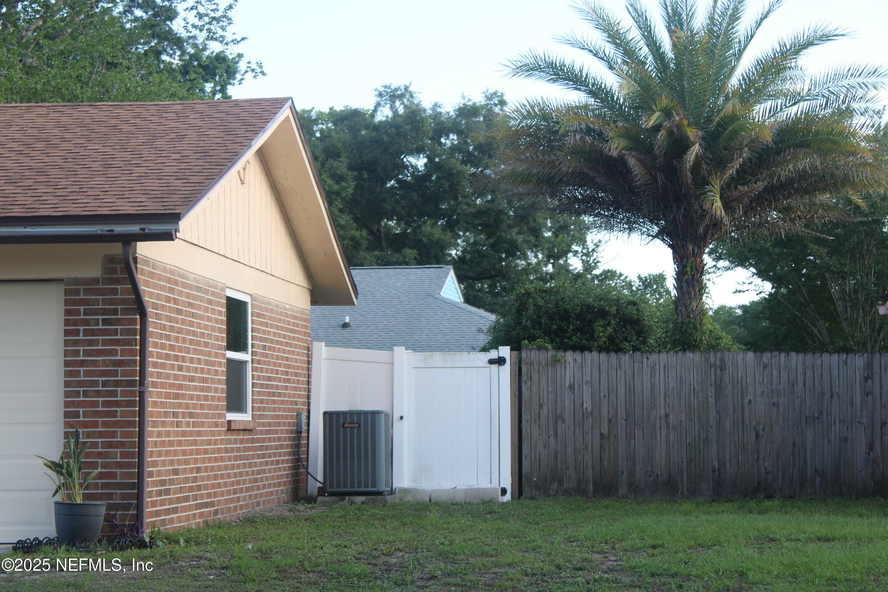 Property Photo: 7224 Blackberry Lane N FL 32244