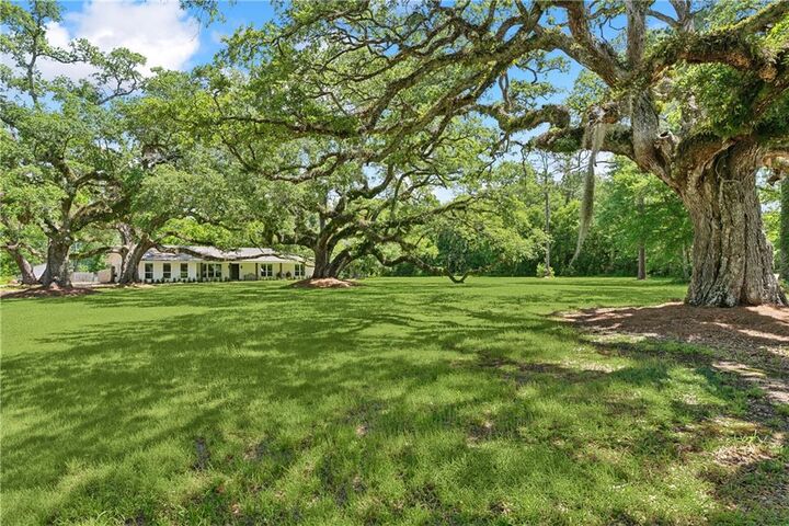 Property Photo: 18819 Sisters Road LA 70454