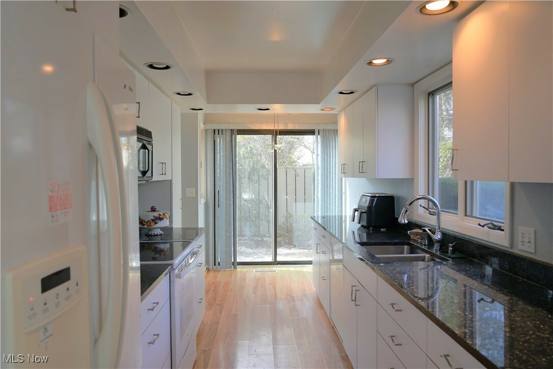 Property Photo: 250 Laurel Circle 13 OH 44202
