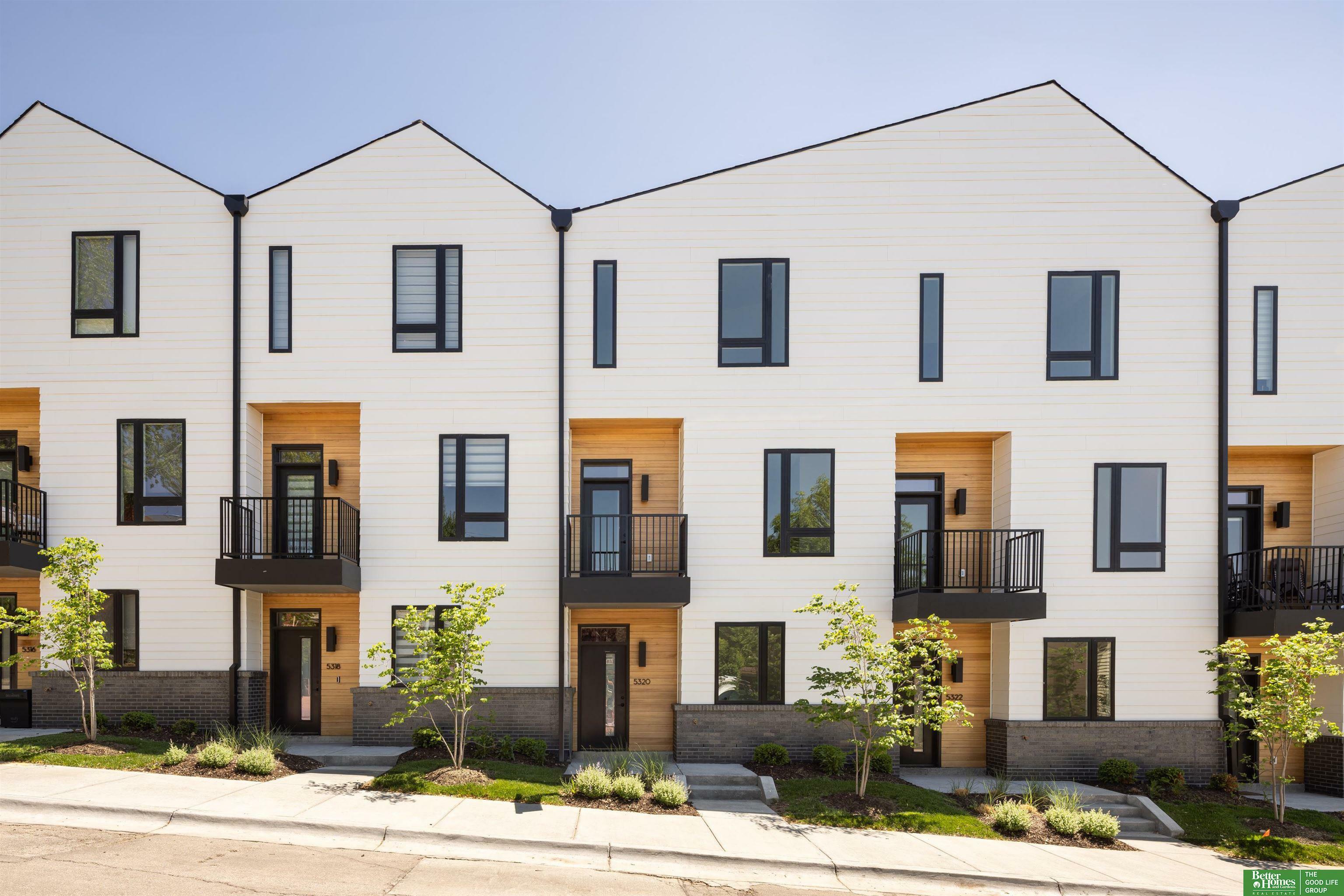 Property Photo: 5301 Elmwood Plaza NE 68106