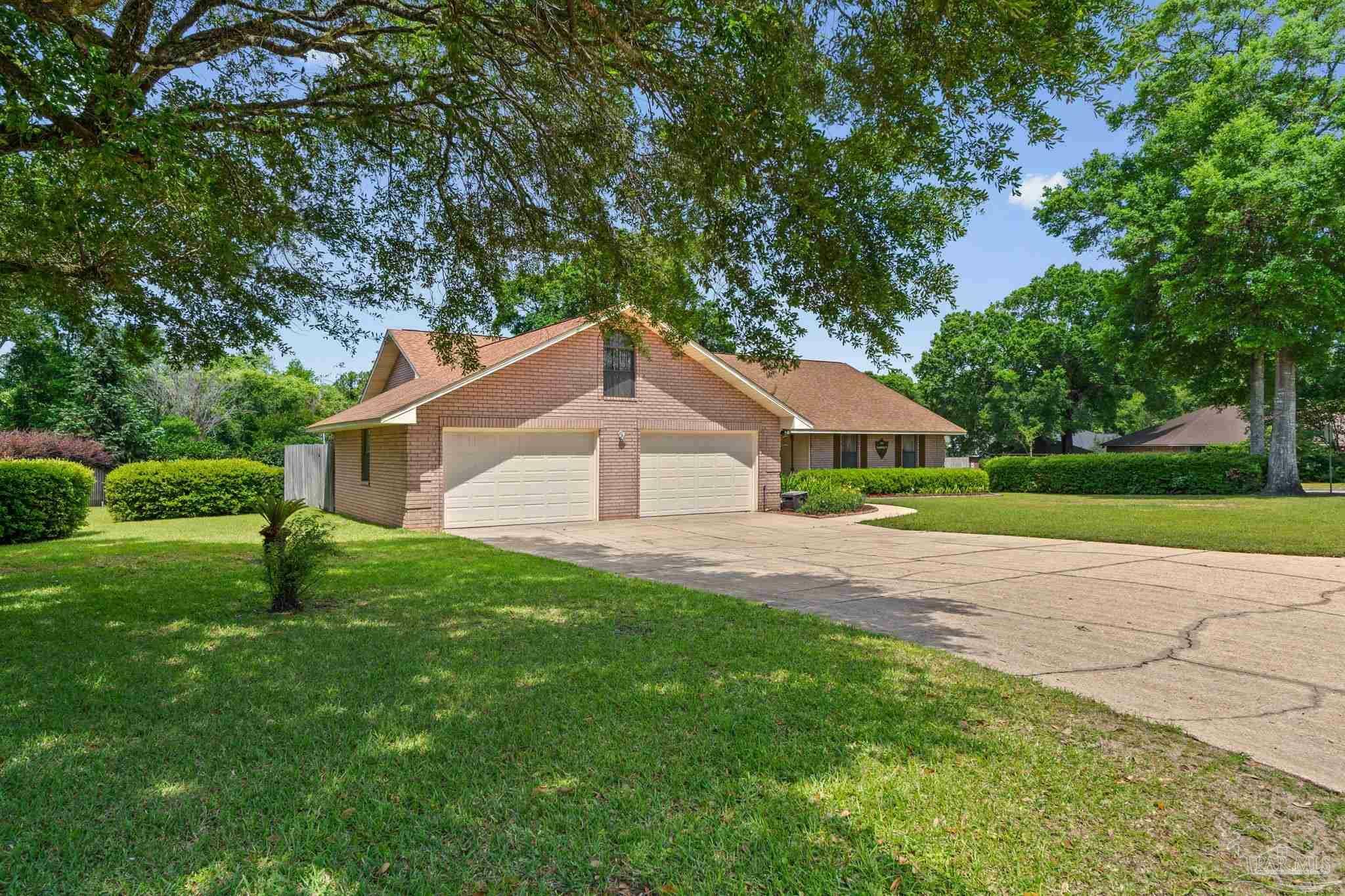 Property Photo: 5816 Forest Ridge Dr FL 32526