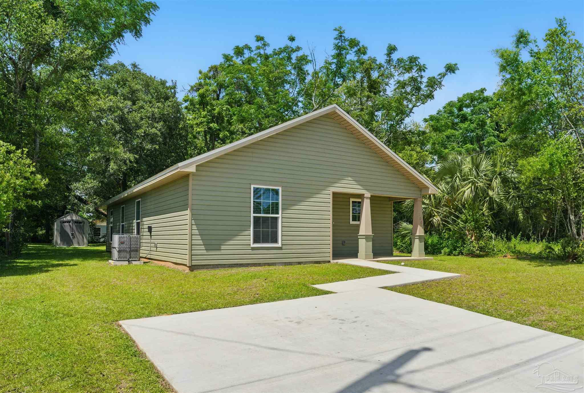 Property Photo: 1002 Yonge St FL 32501