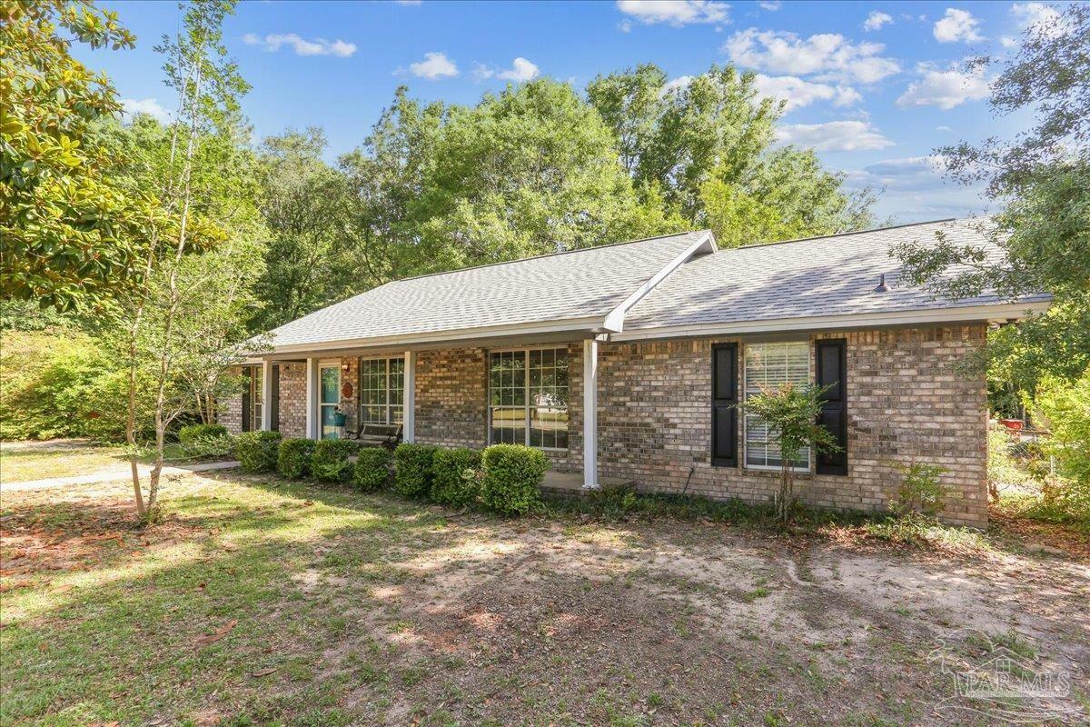 Property Photo: 5471 Shamrock St FL 32570