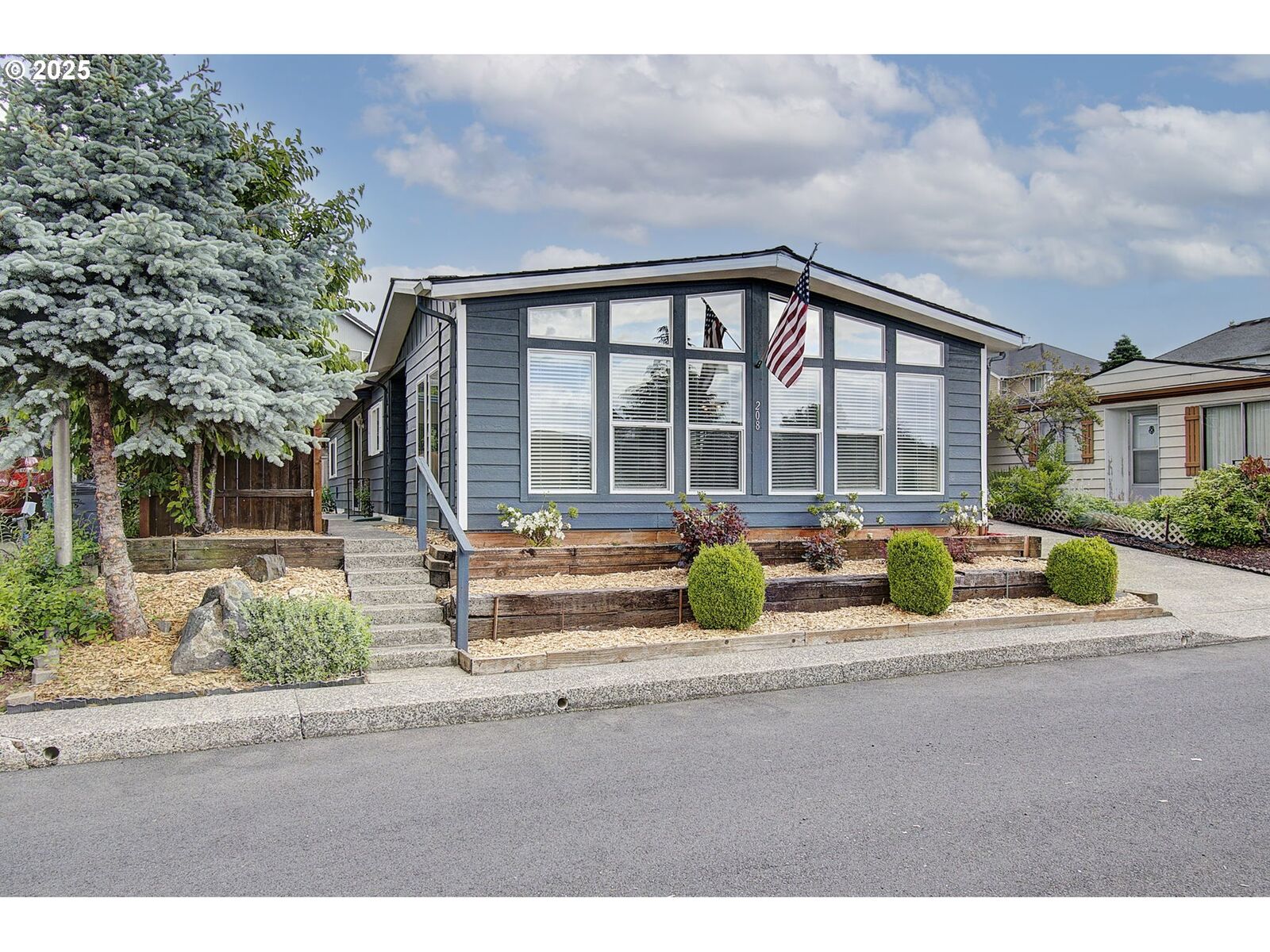 Property Photo: 17401 SE 39th St 208 WA 98683