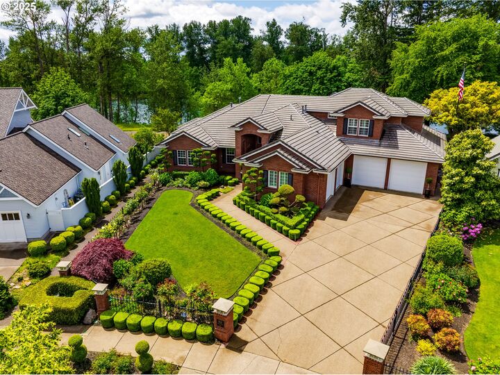 Property Photo: 613 Shoreline Way OR 97401