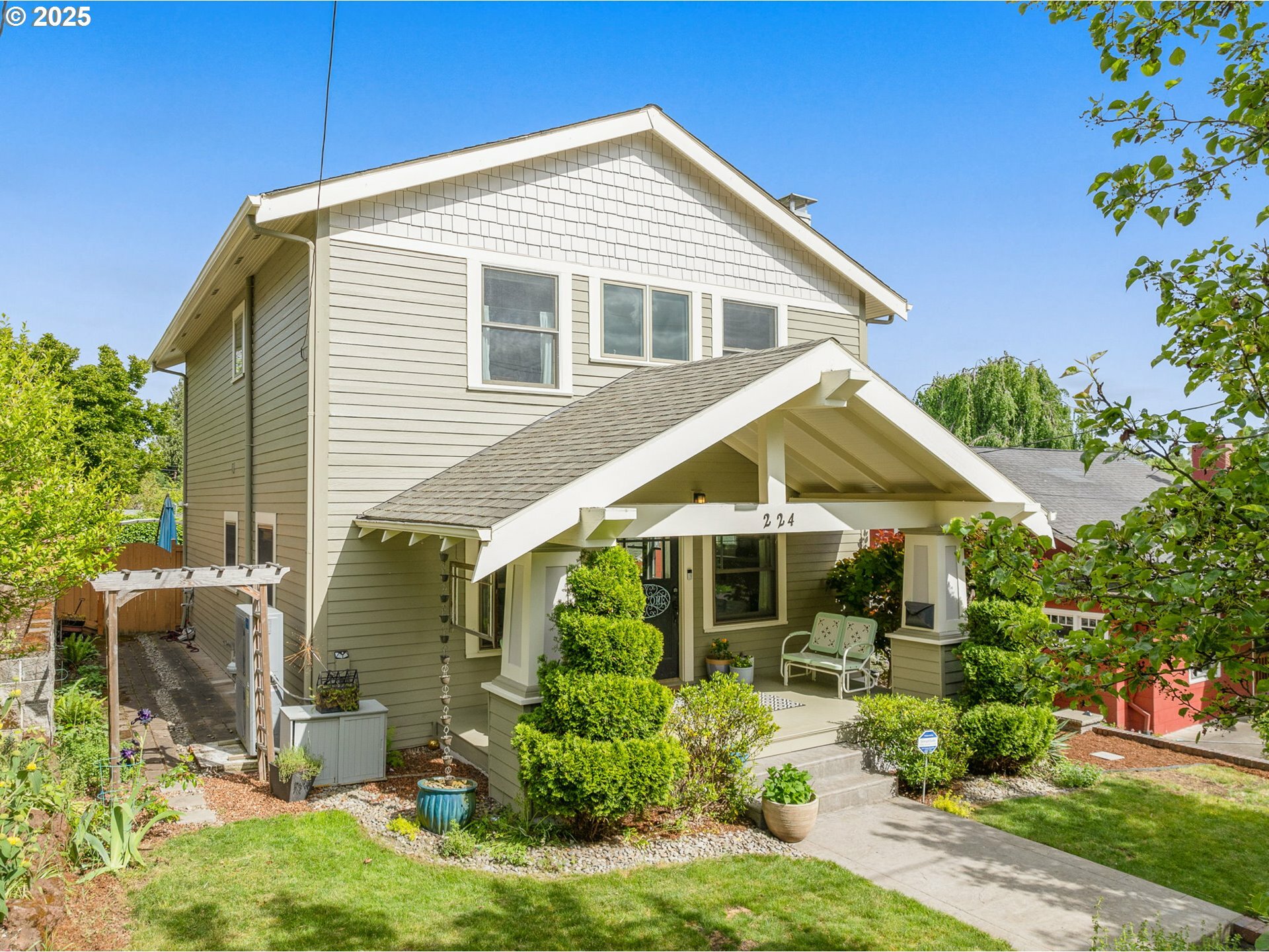 Property Photo: 224 NE 44th Ave OR 97213
