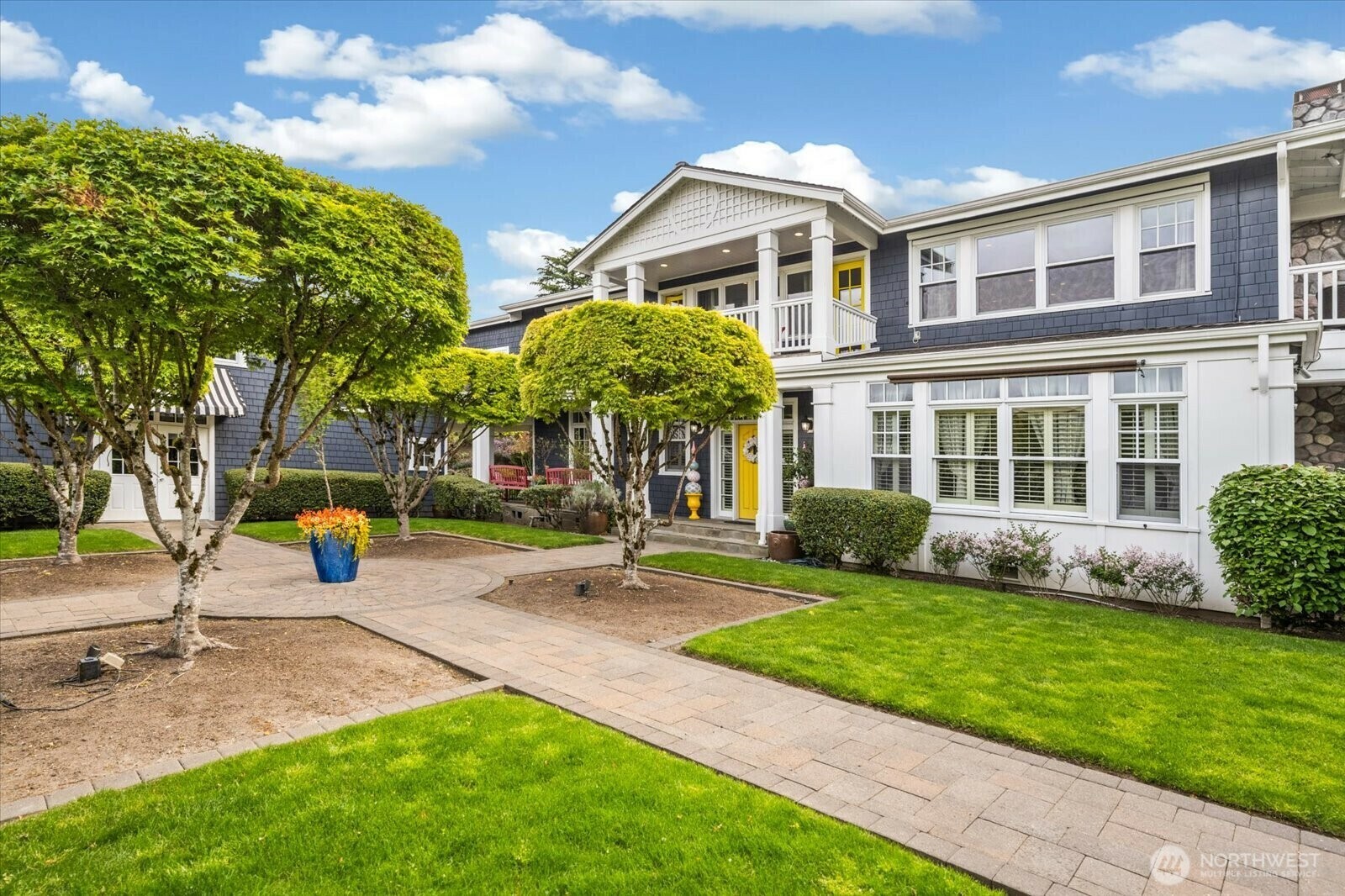 Property Photo: 10207 NE 60th Street WA 98033
