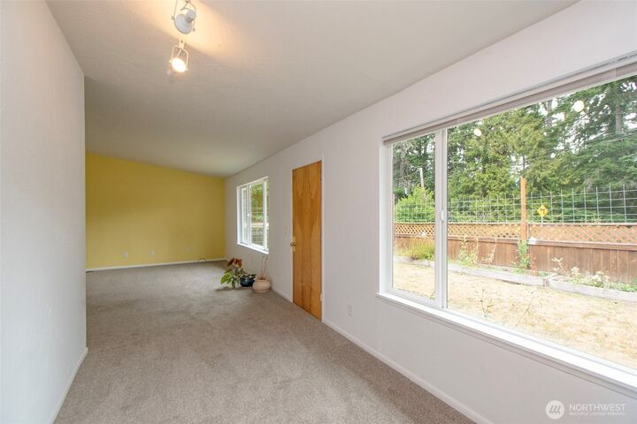 Property Photo: 806 N Larch Avenue WA 98362