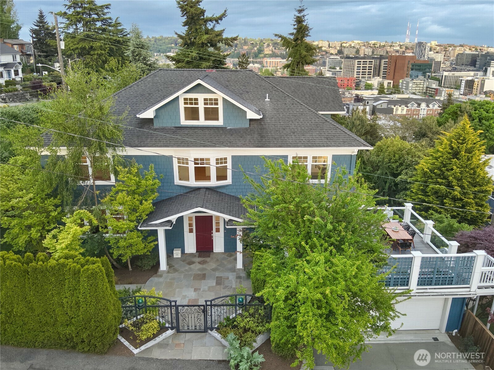 Property Photo: 922 Nob Hill Avenue N WA 98109