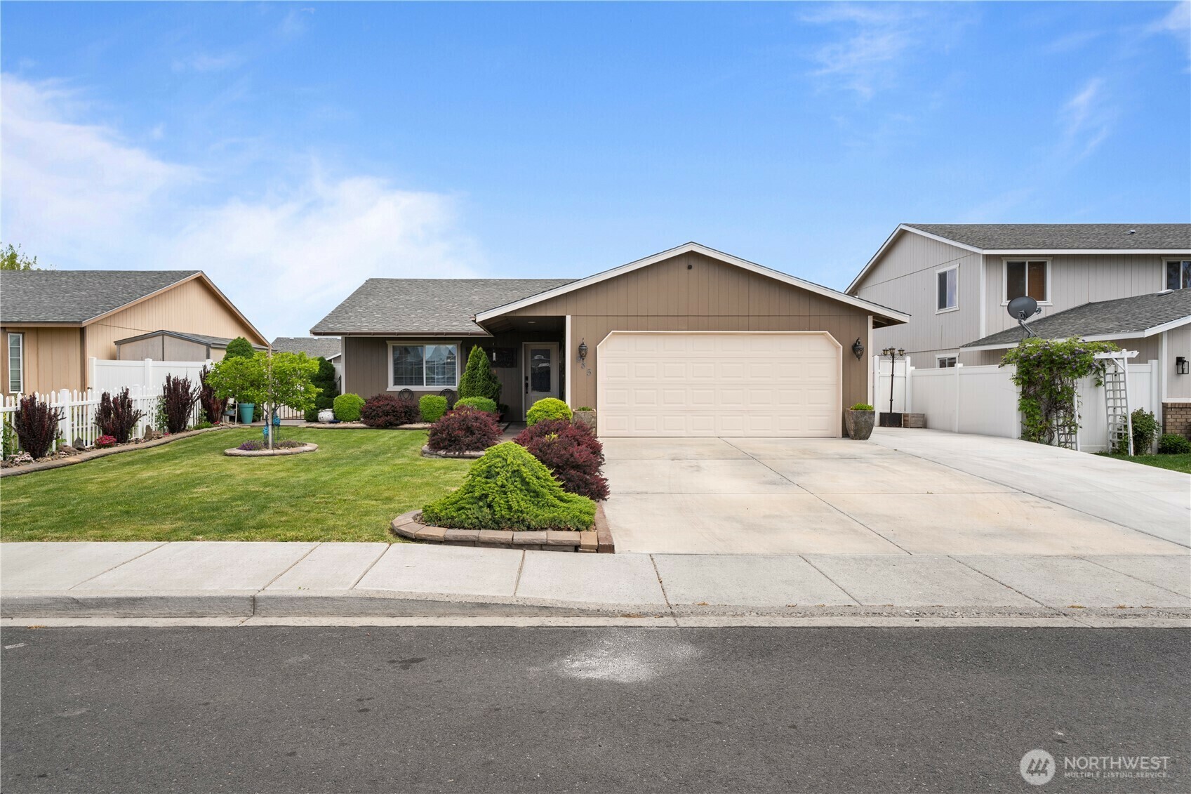 Property Photo: 985 S 10th Avenue WA 99344