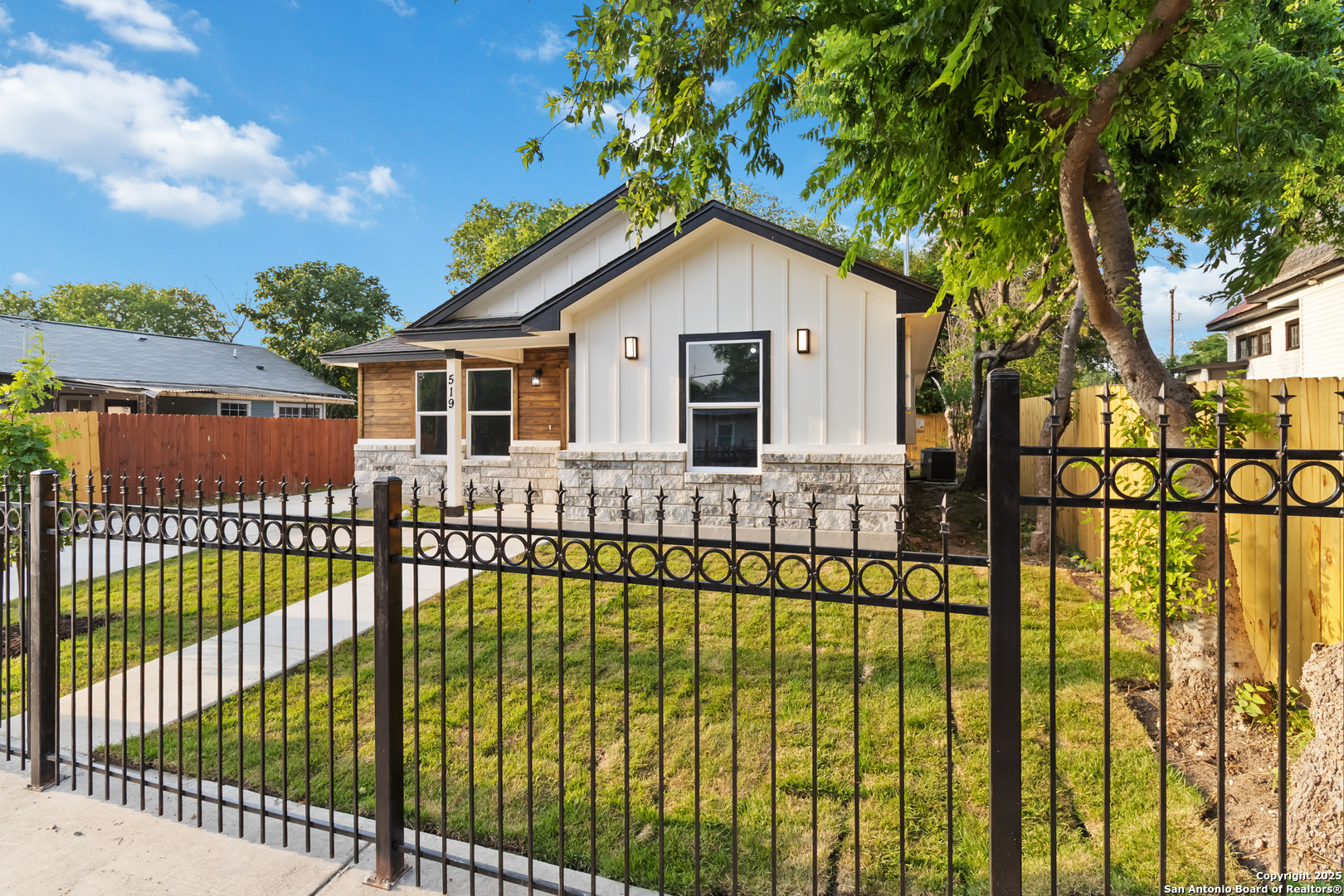 Property Photo: 519 W Mitchell TX 78204