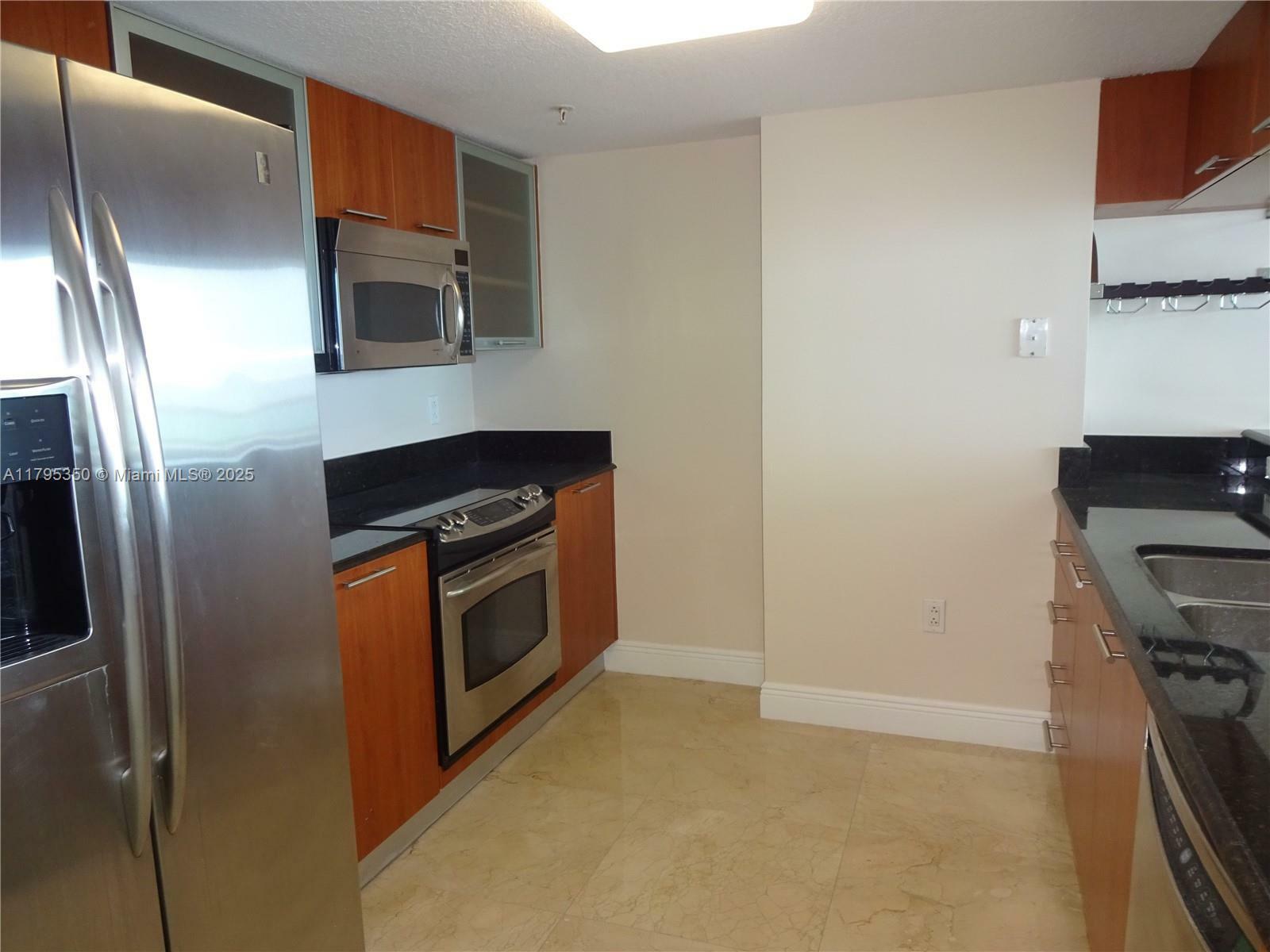 Property Photo: 1800 N Bayshore Dr 909 FL 33132