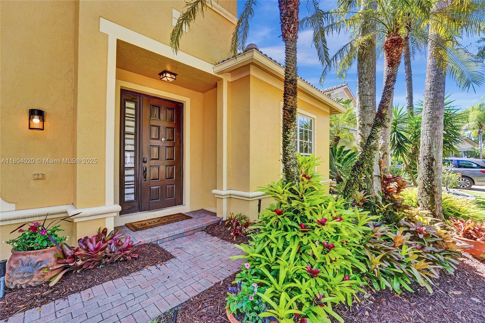 Property Photo: 4470 E Seneca Ave FL 33332