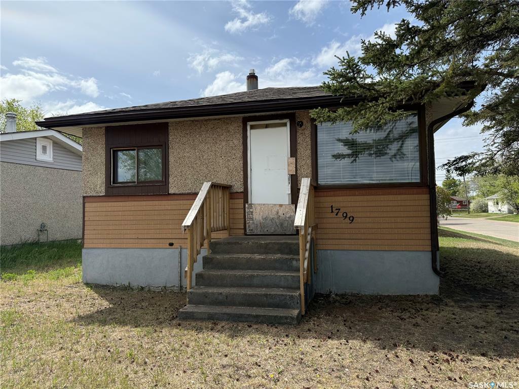 Property Photo: 1799 14th Street W SK S6V 3N7
