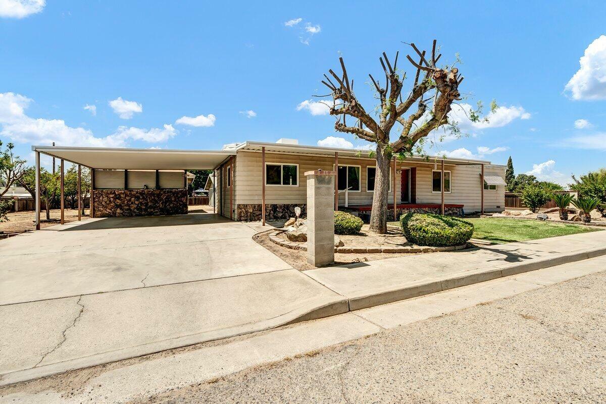 Property Photo: 1231 N Howland Street CA 93257