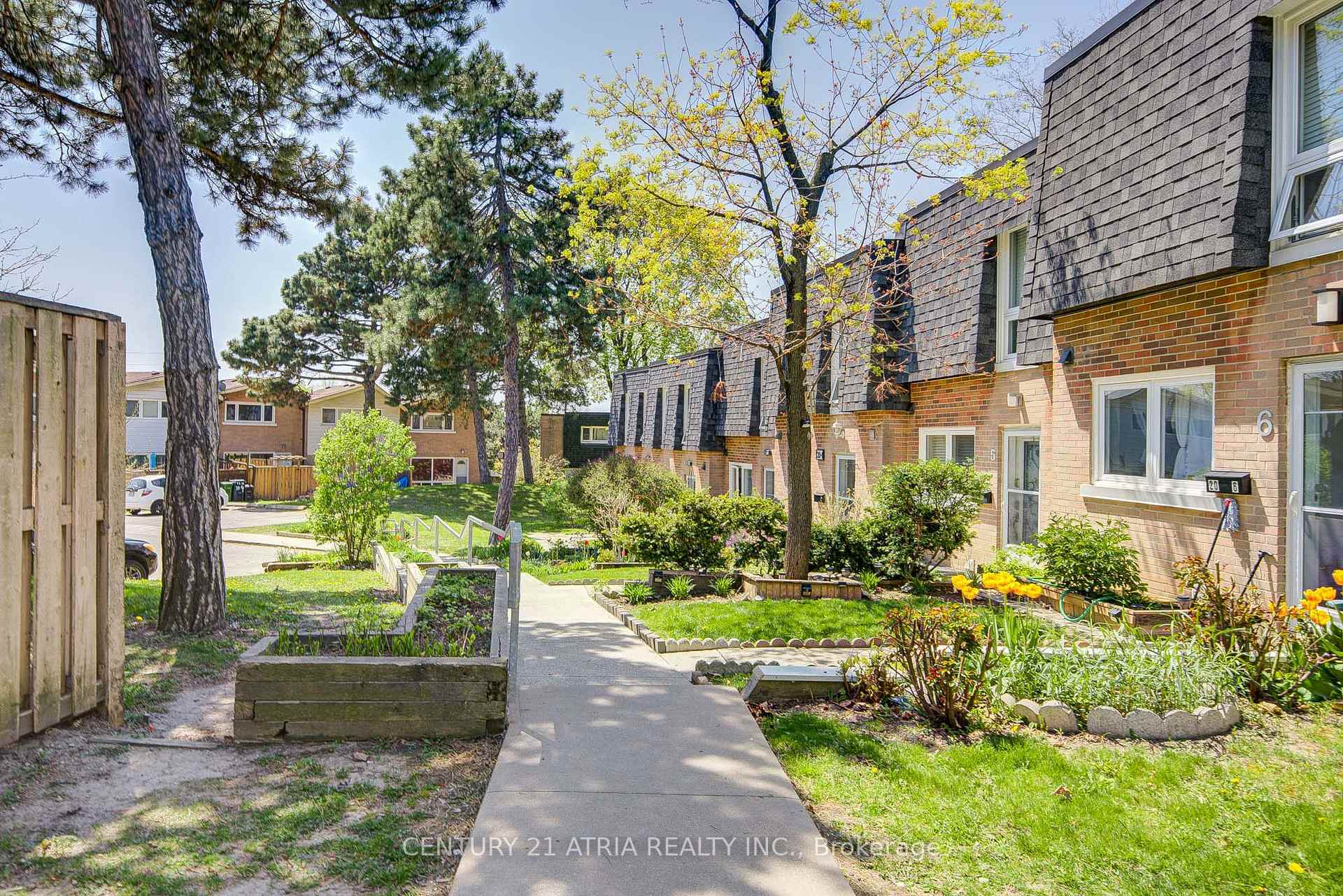 Property Photo: 20 Grandravine Drive 10 ON M3J 1B1