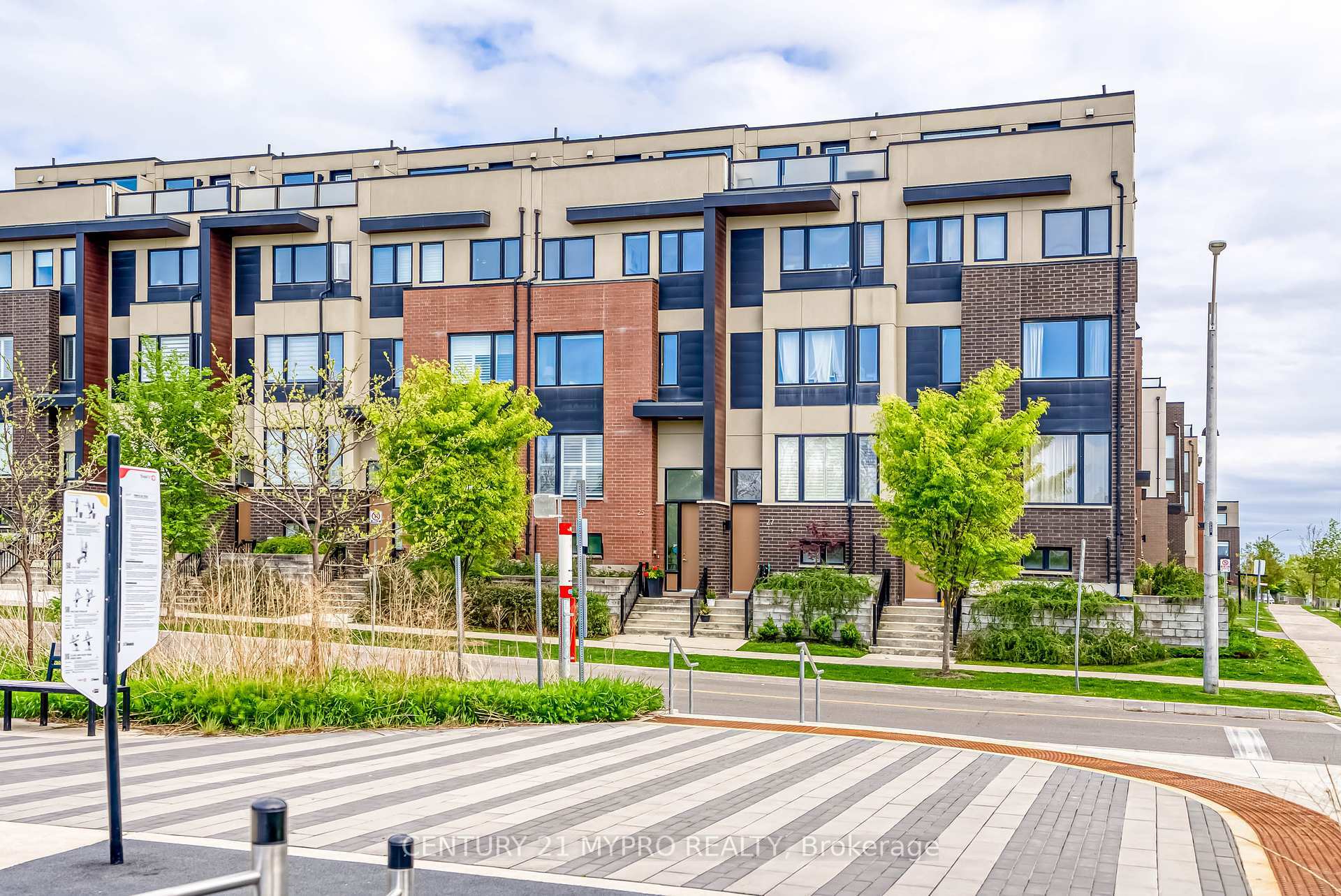 Property Photo: 25 Locust Lodge Gardens ON M3K 0A9