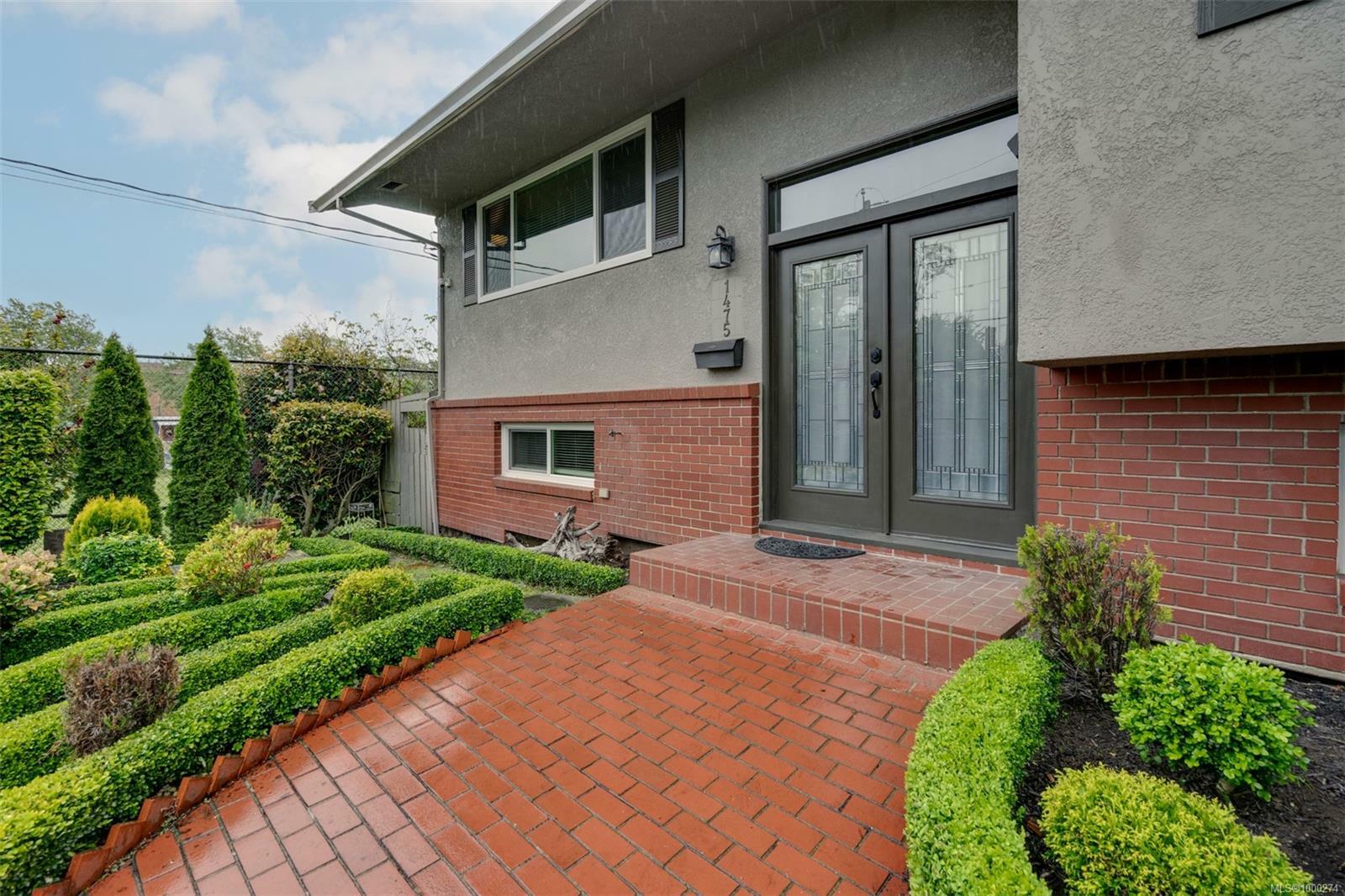 Property Photo: 1475 Hamilton Rd BC V8R 2Y2