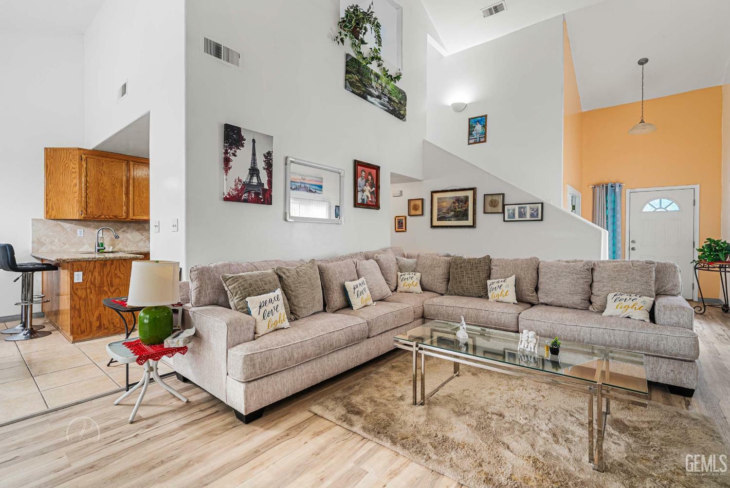 Property Photo: 5213 San Martin Drive CA 93307