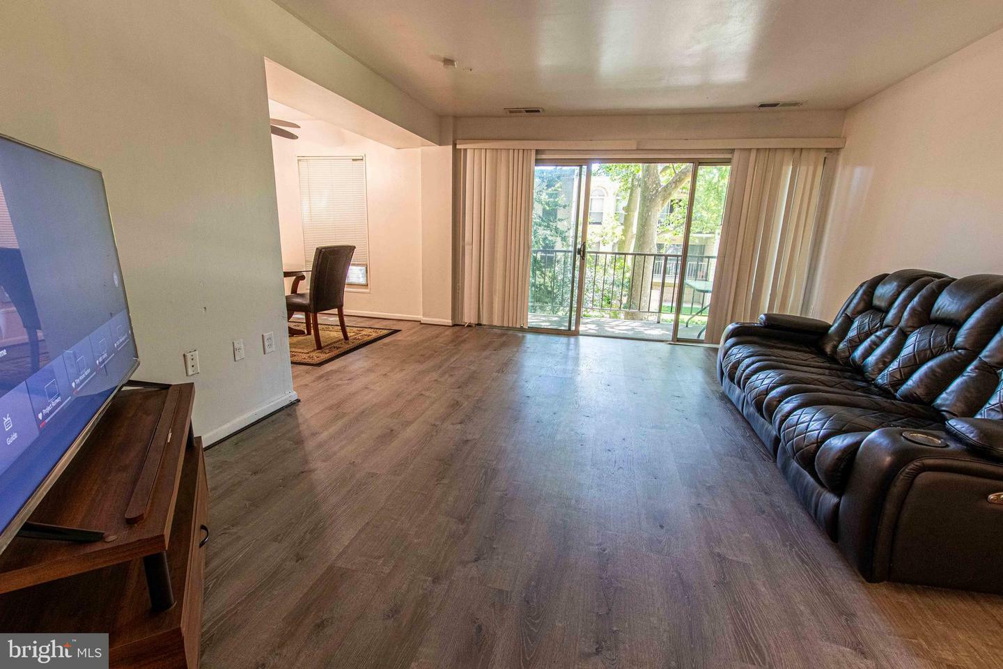 Property Photo: 5 Canterbury Square 201 VA 22304