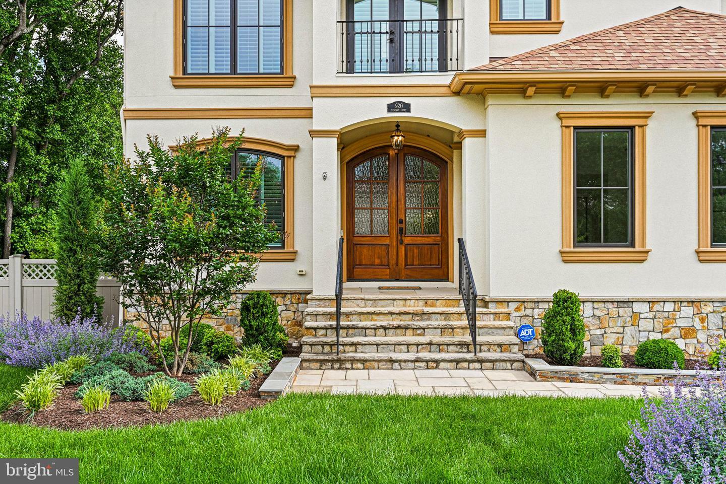 Property Photo: 920 Ninovan Road SE VA 22180