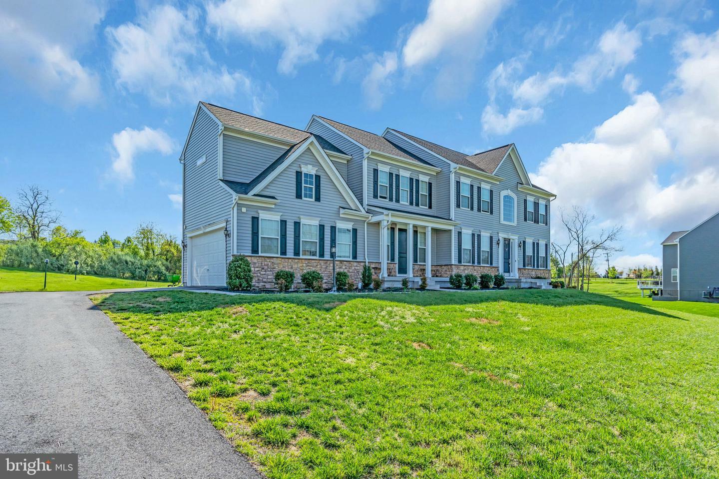 Property Photo: 17864 Morning Bird Place VA 20132