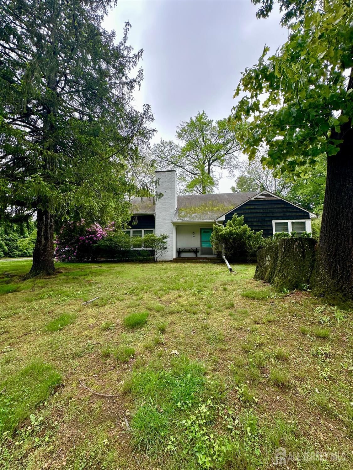 Property Photo:  33 Lawrence Brook Drive  NJ 08816 