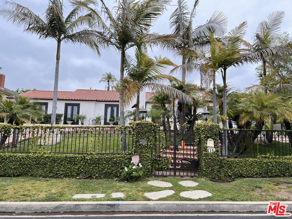 114 S Layton Dr  Los Angeles CA 90049 photo