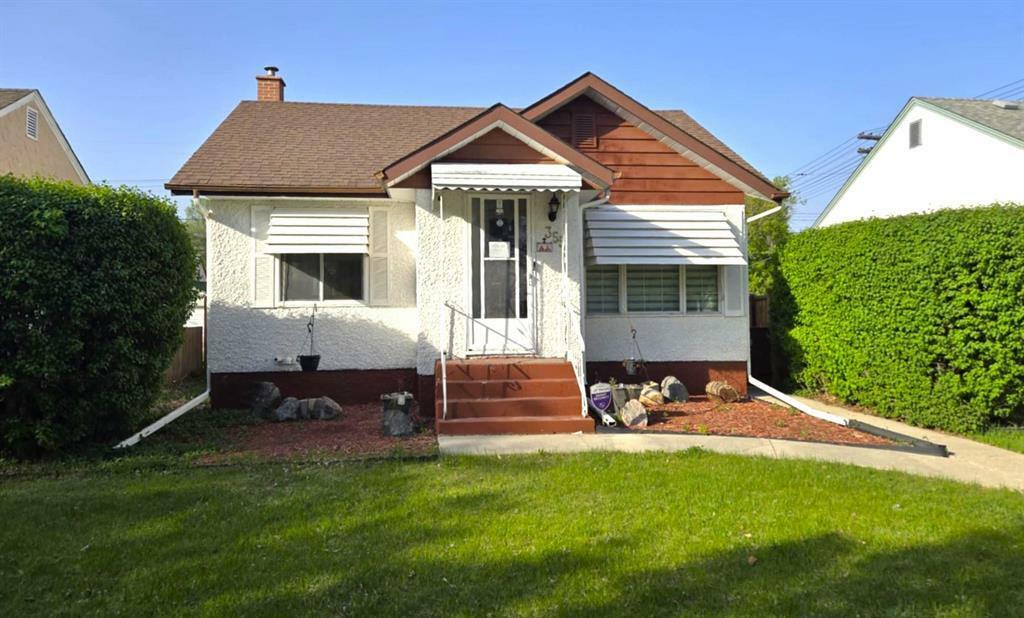 Property Photo: 355 Smithfield Avenue MB R2V 0E1