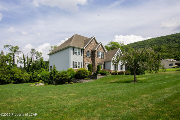 Property Photo: 6 Sydney Way PA 18249