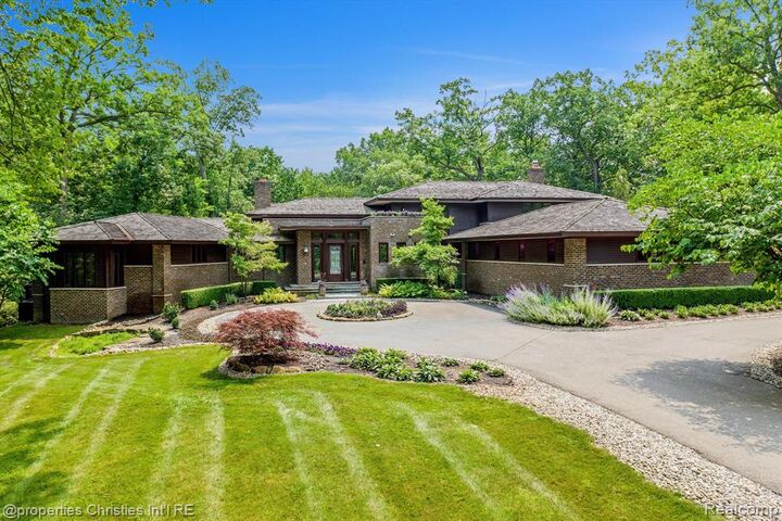 Property Photo: 803 Canterbury Crescent MI 48304 2915