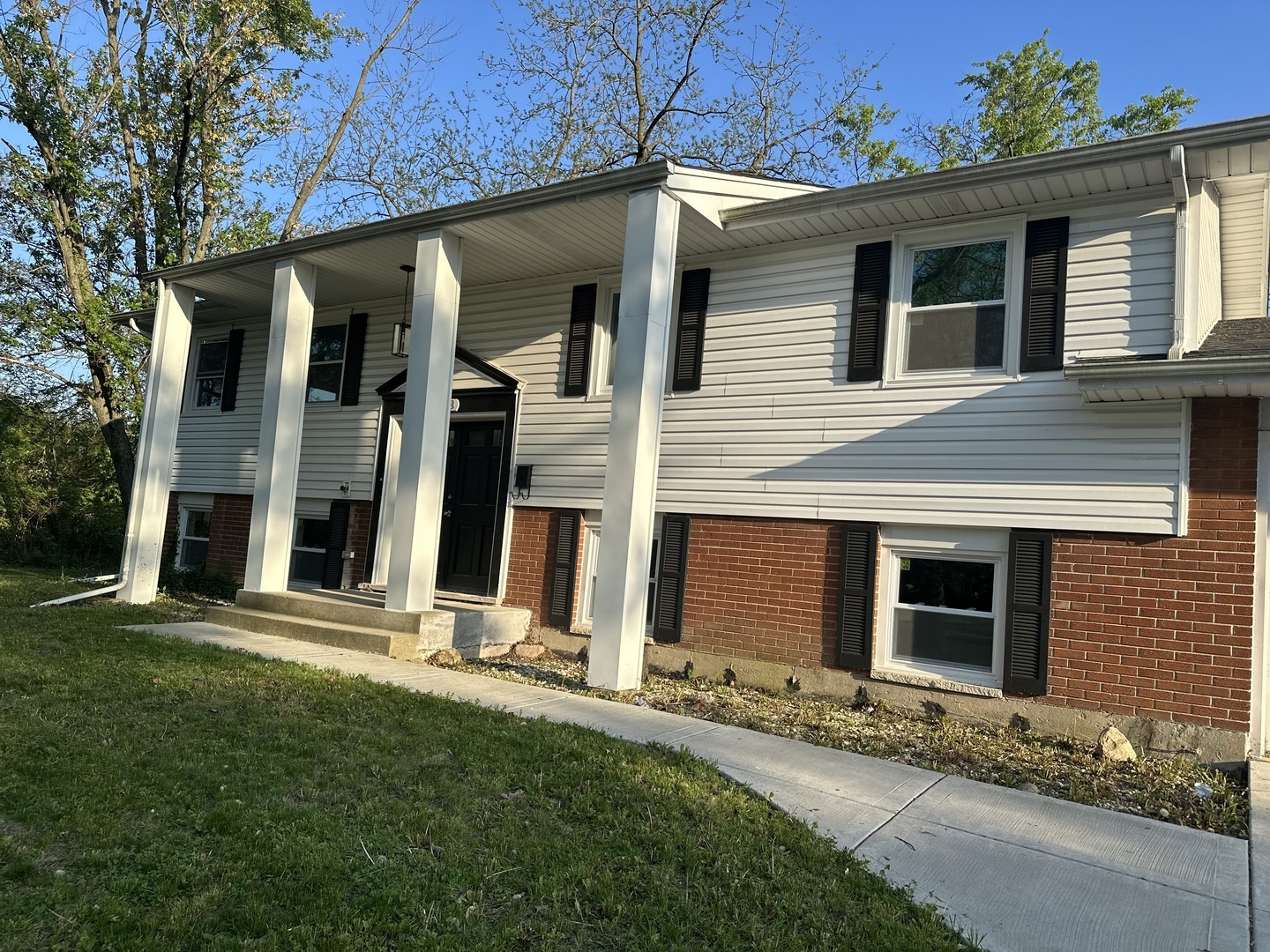 Property Photo: 523 Circle Drive IL 60484