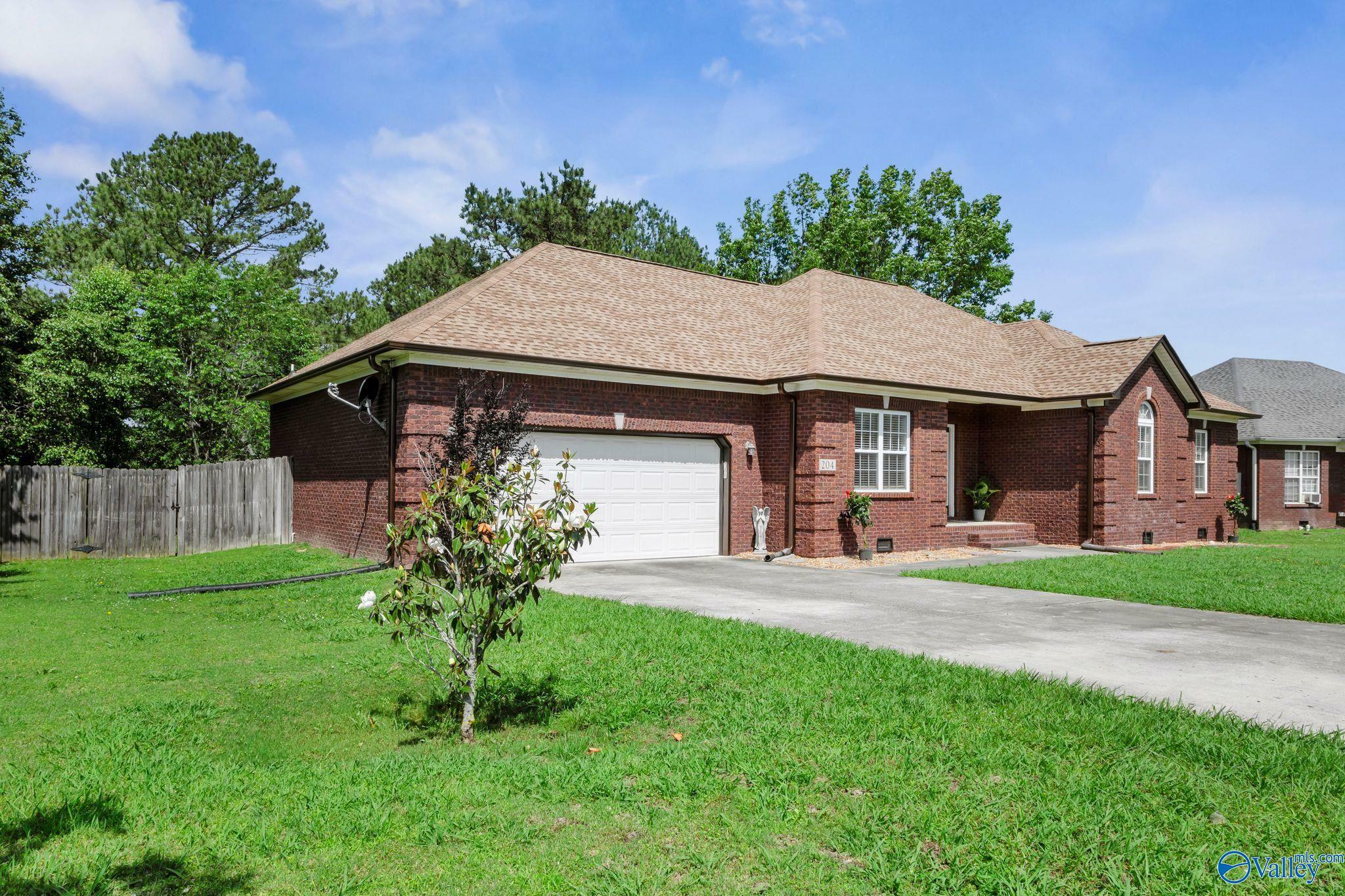Property Photo: 204 Chestnut Oak Circle AL 35763
