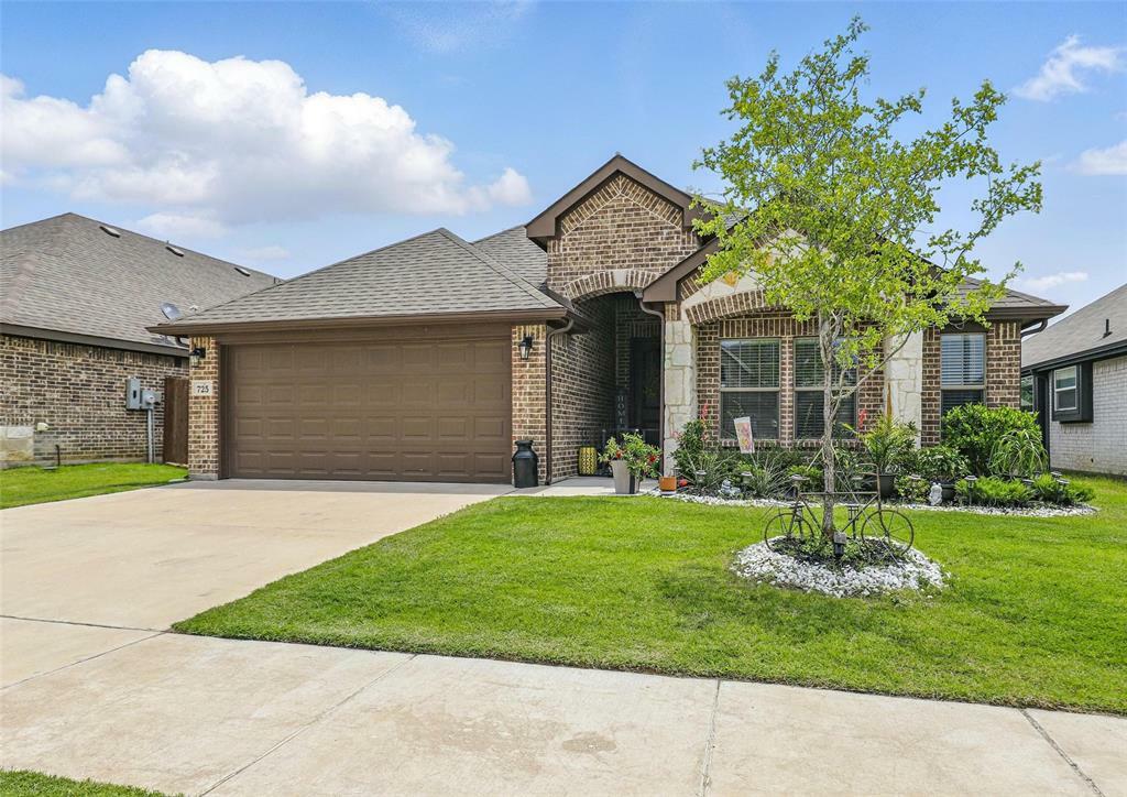 Property Photo: 725 Sandy Chip Trail TX 76108