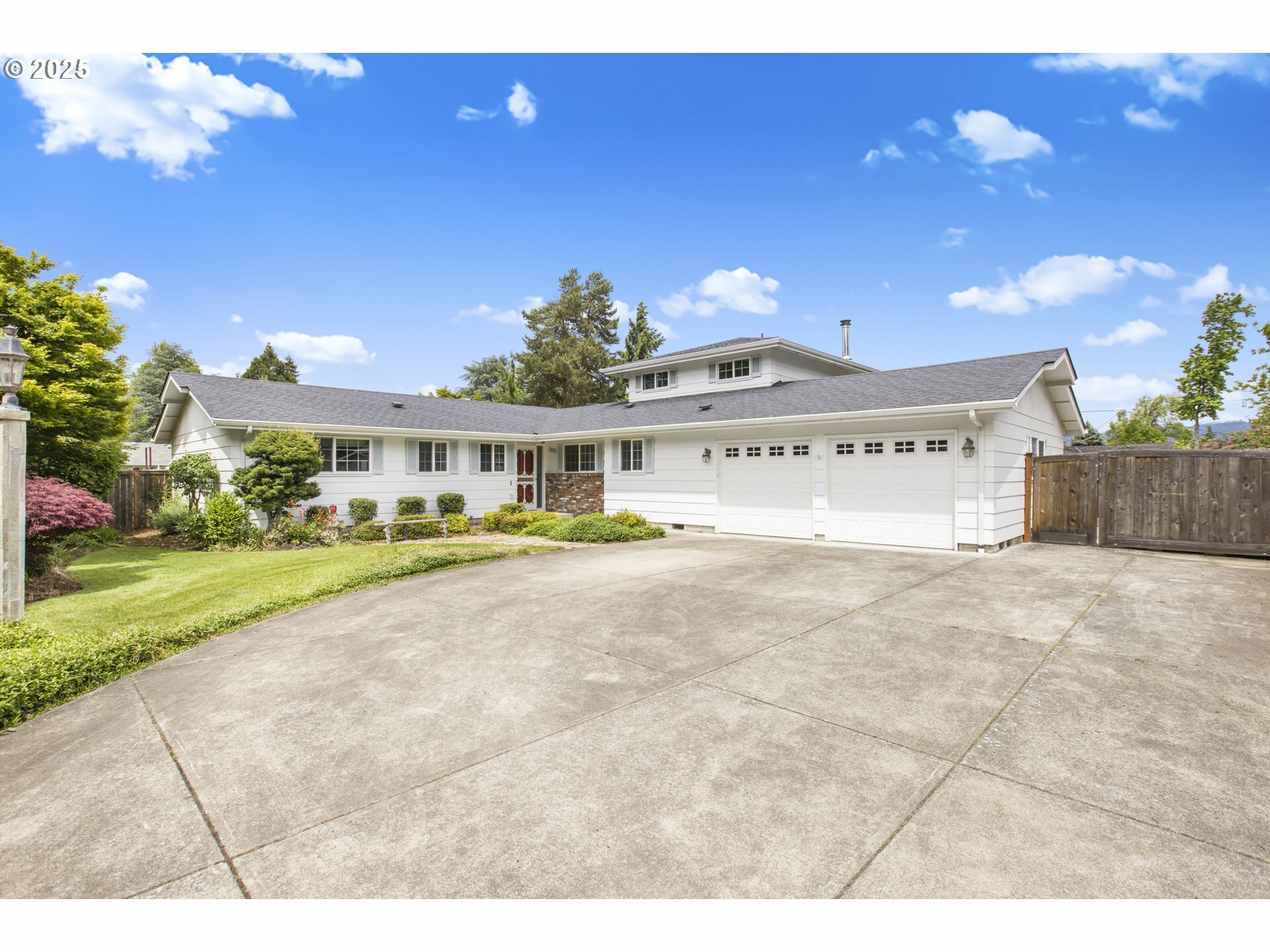 Property Photo: 2055 Ridgeway Dr OR 97401