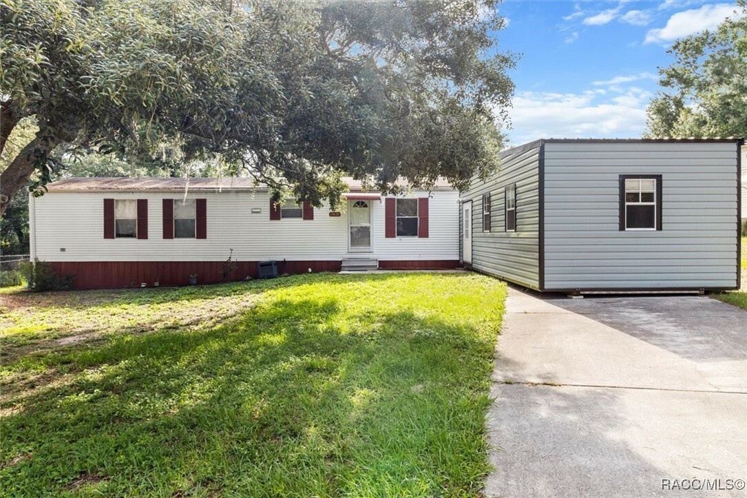 Property Photo: 8431 S Lake Consuella Drive FL 34436