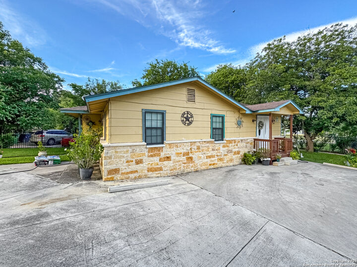 Property Photo: 602 Hortencia Ave TX 78237