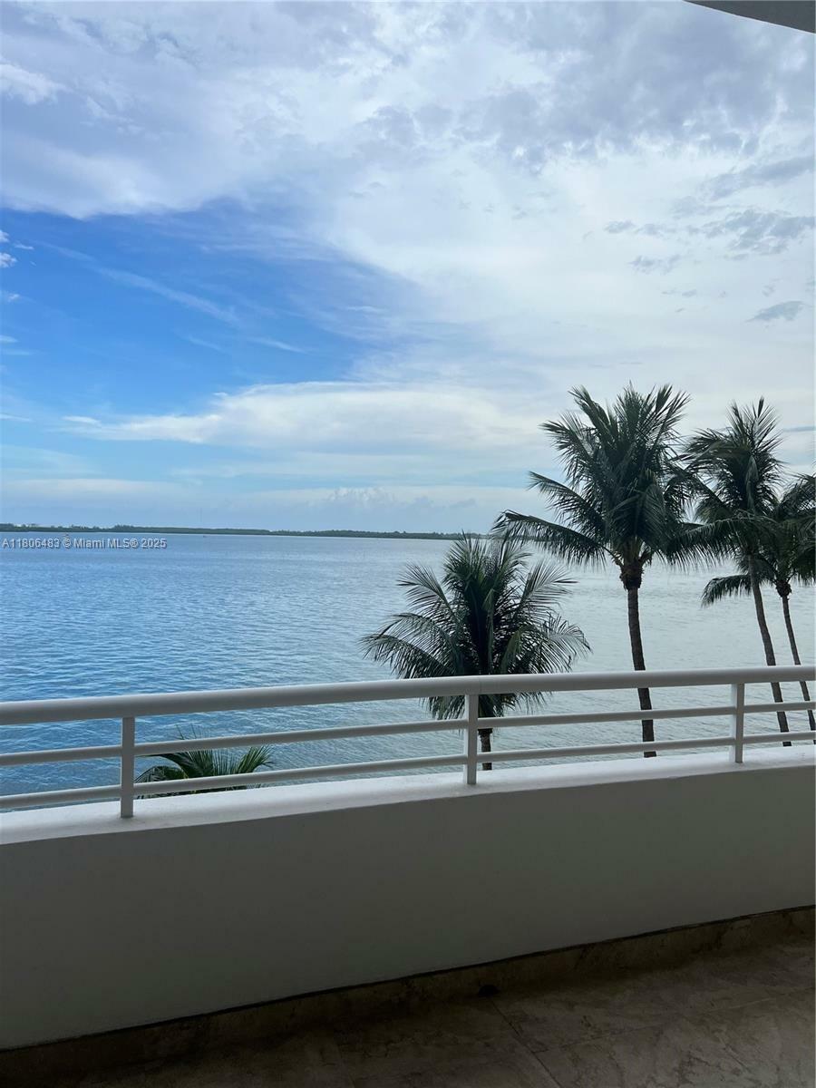 Property Photo: 808 Brickell Key Dr 404 FL 33131