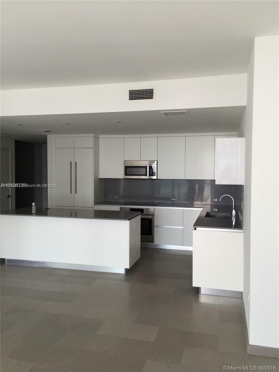Property Photo: 68 SE 6th St 3509 FL 33131