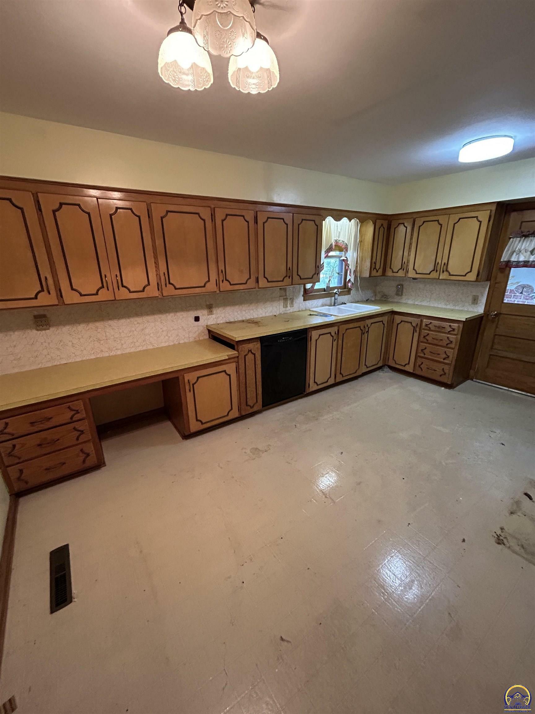 Property Photo: 803 Neosho St KS 66801